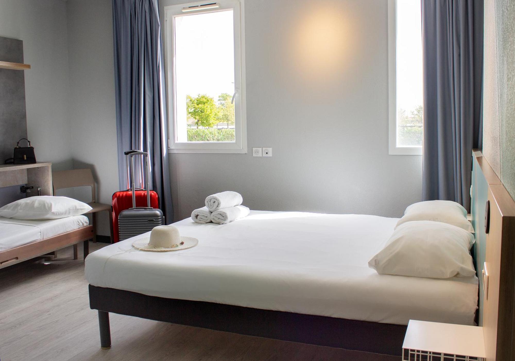 Standard Triple Room with Double Bed and Single Bed,1545687127:JPEG